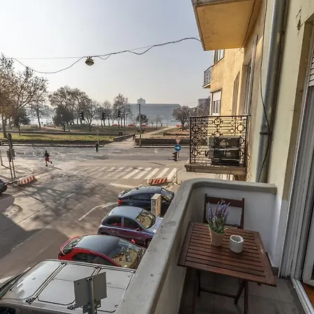 Riverside Balcony With View To Danube דירה
