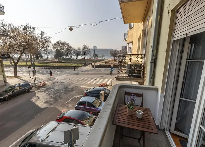 Riverside Balcony With View To Danube Apartment